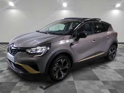 le nouveau renault c - cross suv est présenté dans un showroom