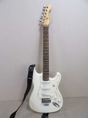une guitare électrique blanche avec une sangle noire