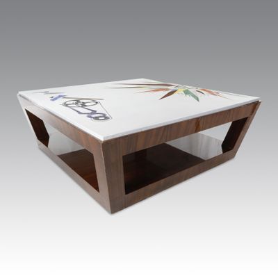 une photo d'une table basse ornée d'un motif représentant un oiseau de paradis