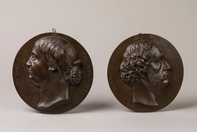 une paire de médaillons en bronze représentant un homme et une femme