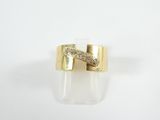 gros plan d'une bague en or avec des diamants sur fond blanc