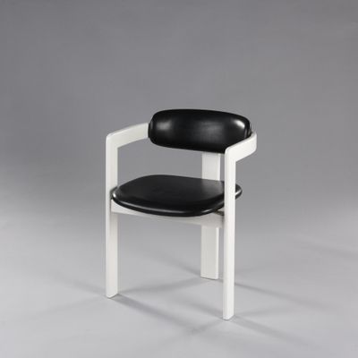 une image représentant une chaise en noir et blanc sur un fond gris