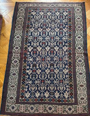 un tapis bleu posé sur un parquet dans une pièce