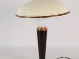 une image d'une lampe de table avec un abat-jour blanc