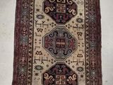 un tapis oriental accroché au mur à côté des toilettes
