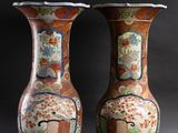 deux vases sont posés côte à côte sur un fond noir