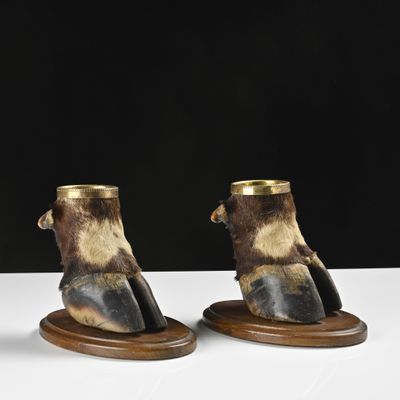 paire de vases en forme de pattes d'animaux, posés sur des socles en bois