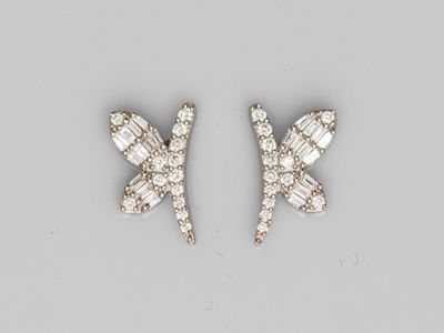 une paire de boucles d'oreilles en diamant et or blanc