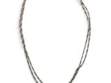 gros plan d'un collier sur fond blanc