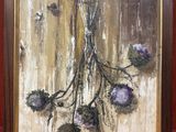 peinture d'un bouquet de fleurs violettes suspendues à un cadre marron