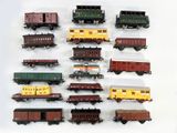 beaucoup de petits trains miniatures posés sur une surface blanche