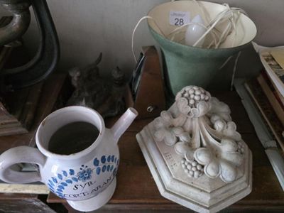 une tasse de café posée sur une table à côté d'une statue