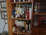une étagère contenant de nombreux livres dans une pièce