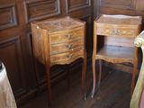 deux tables et chaises en bois dans une pièce aux murs lambrissés