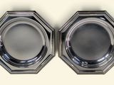paire de plats plaqués argent sur fond blanc