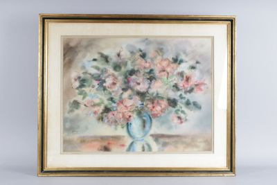 tableau représentant un vase bleu contenant des fleurs roses, posé sur une table