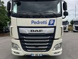 l'avant d'un camion blanc garé sur un parking