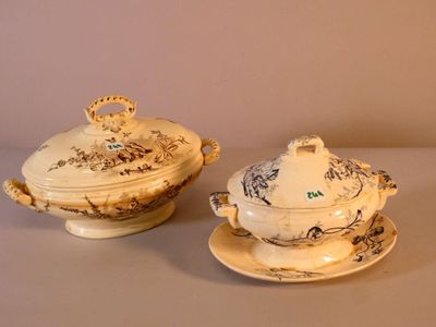 deux assiettes sur la table, avec une soucoupe et un bol