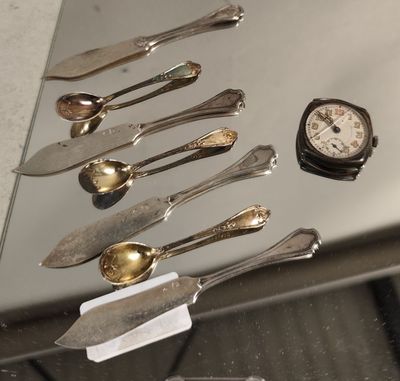 beaucoup de cuillères en argent et de cuillères à soupe sur une table