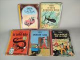 quatre livres pour enfants sont alignés sur une table