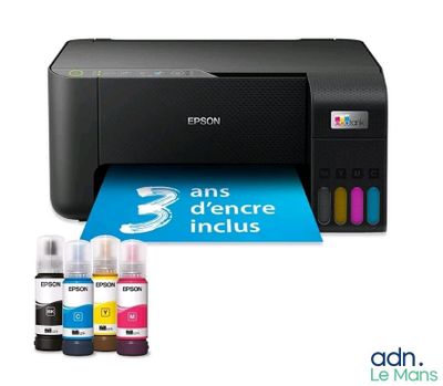 une imprimante avec de l'encre et des cartouches d'encre sur un fond blanc