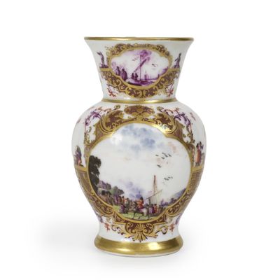 un vase sur lequel est représenté un château