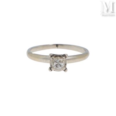 Bague diamant Solitaire en or gris 18K (750°/°°) orné d'un d…