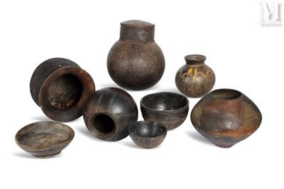 de nombreux types de vases et de bols disposés sur une surface blanche