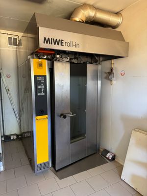 une machine placée au milieu d'une pièce