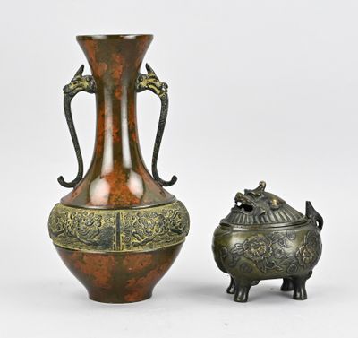 une paire de vases chinois en bronze et une petite urne en bronze