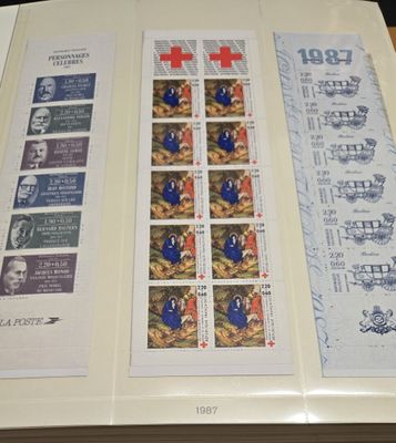 la photo d'un livre avec des timbres