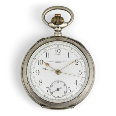une vieille montre de poche en argent avec des chiffres romains sur le cadran