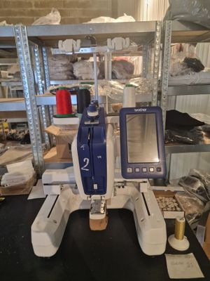une machine posée sur une table dans une pièce