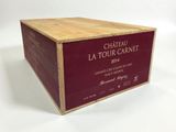 une boîte en bois sur laquelle est collée une étiquette portant l'inscription « Château La Tour Carnet »