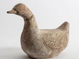 une image représentant un canard en pierre posé sur une surface blanche