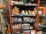 un garage avec une étagère remplie d'outils et d'autres objets