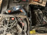 de nombreux outils dans une boîte posée par terre