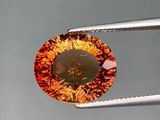 une image montrant un gros plan d'un diamant rouge et jaune