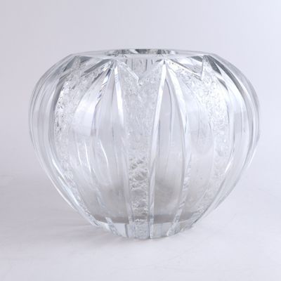 un vase en verre transparent posé sur une table