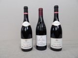 trois bouteilles de vin posées l'une à côté de l'autre sur une table