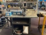 une photo d'un établi avec beaucoup d'outils dessus