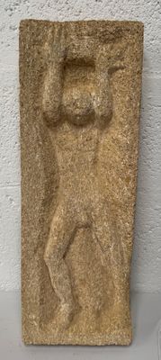 statue d'un homme coiffé d'un chapeau, posée sur une surface blanche