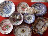 une table rouge sur laquelle sont posés plusieurs assiettes et bols
