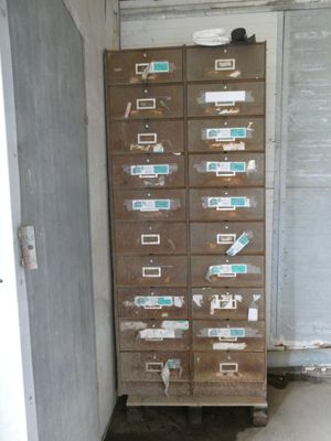 une armoire haute avec plein de tiroirs
