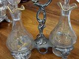 trois carafes en verre posées sur une table en bois