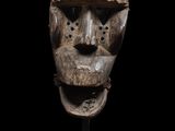 une tête sculptée représentant un homme coiffé d'une couronne