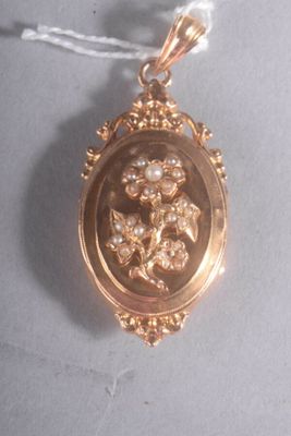 une photo d'une serrure en or ornée de perles