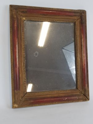 un miroir accroché au mur d'une pièce