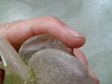 une personne tenant un morceau de glace dans sa main