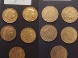 certaines des pièces d'or sont exposées sur un fond noir
